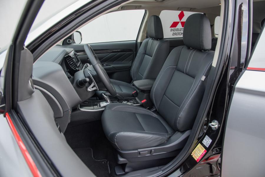  Mitsubishi Outlander PHEV Rally Style 2016 года  (фото 29 из 30)